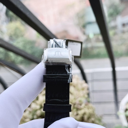 Maurice Lacroix AI1018-SS001-330-1